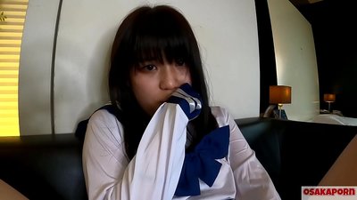 Msichana wa Kijapani mwenye umri wa miaka 18 aliye na matiti madogo anachechemea na kufurahishwa na kunyonya vidole na kuchezea ngono. Msichana mwenye asili ya Kiasia akiwa amevalia vazi la cosplay shuleni anatoa picha za kuvuma katika video ya kielimu. Mao 7 OSAKAPORN.